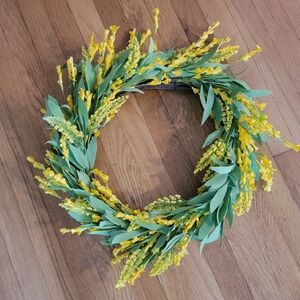 Artificial yellow/green floral wreath